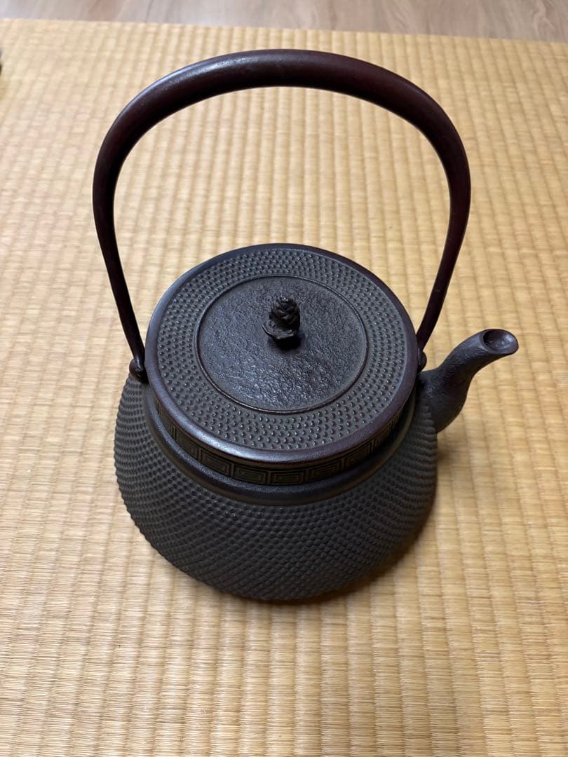 【南部鉄瓶／鉄壺】 松ぼっくり摘み・霰文様・ヴィンテージ