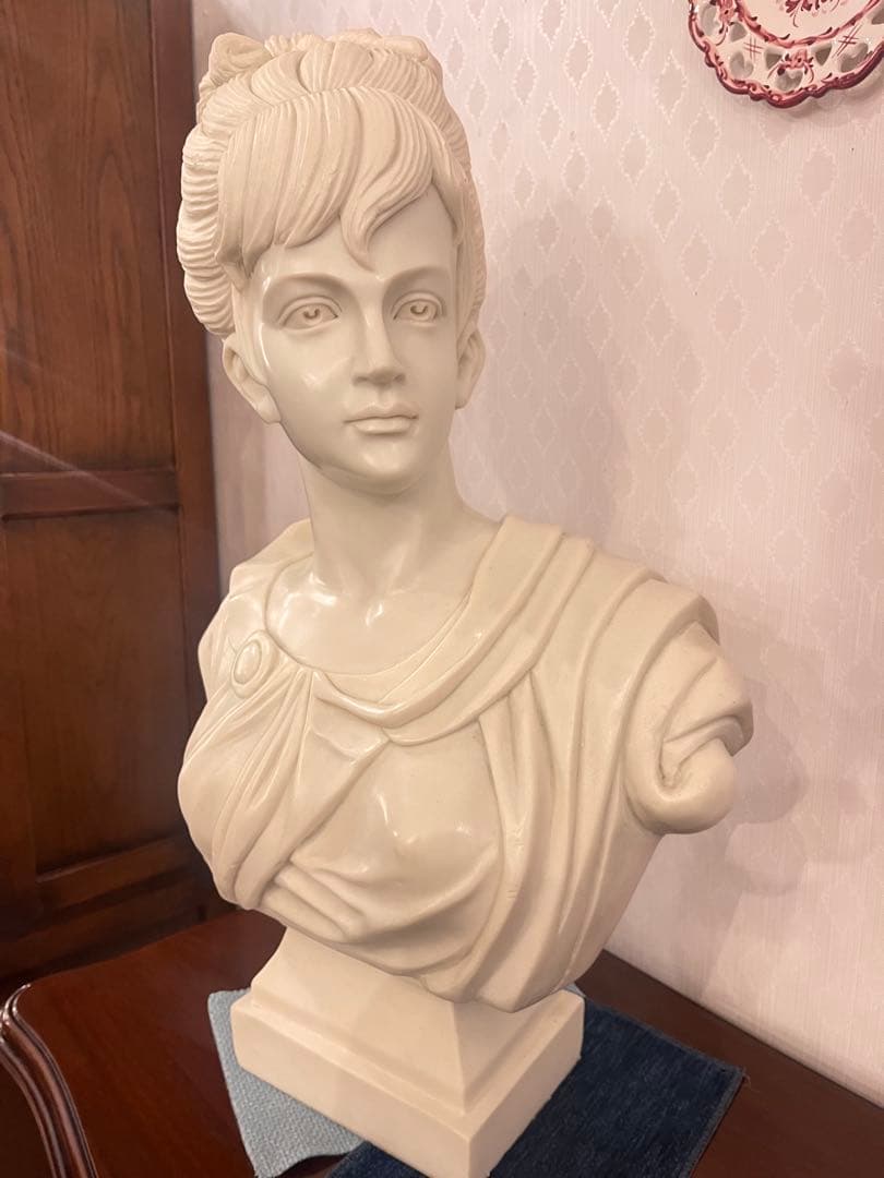 女性の胸像　02