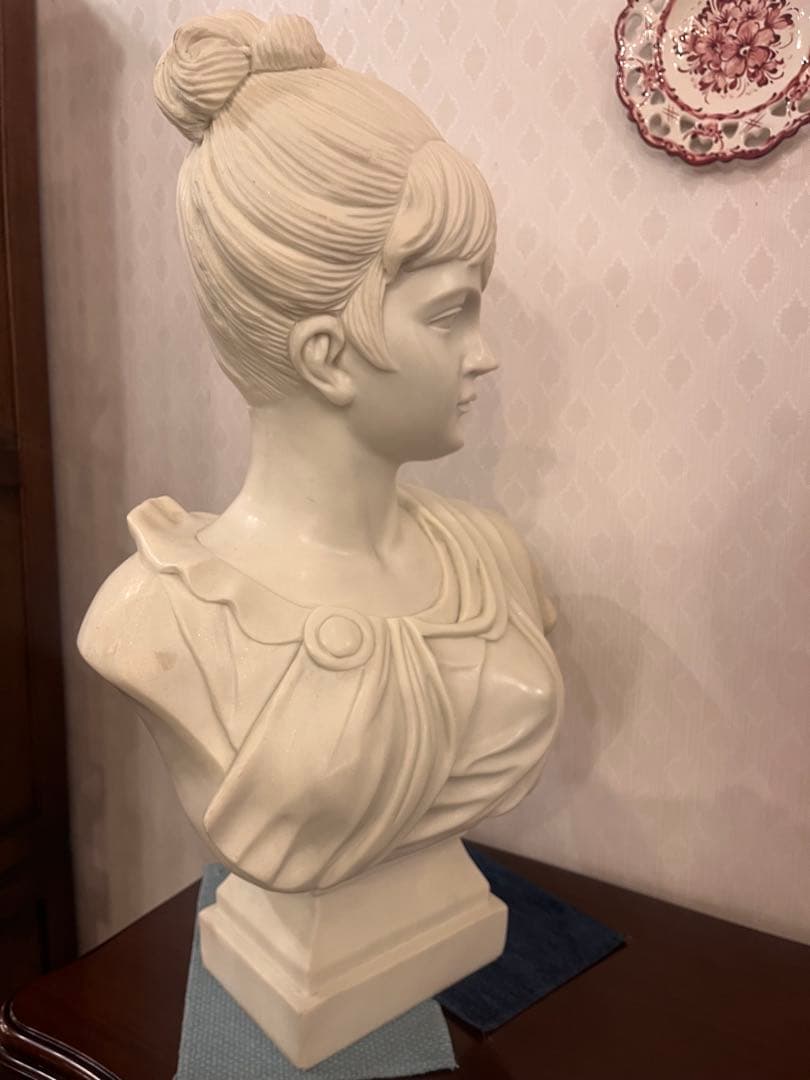 女性の胸像　02