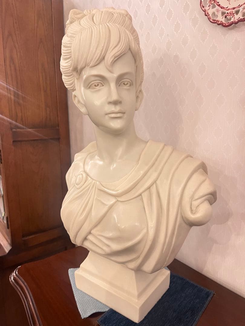 女性の胸像　02