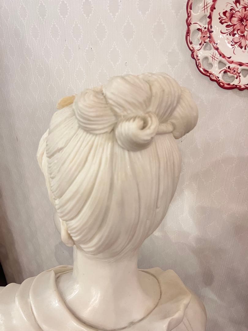 女性の胸像　02