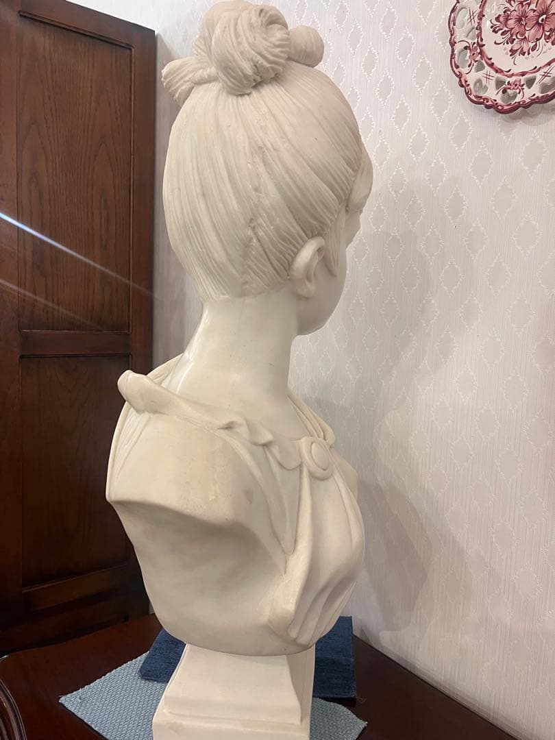 女性の胸像　02