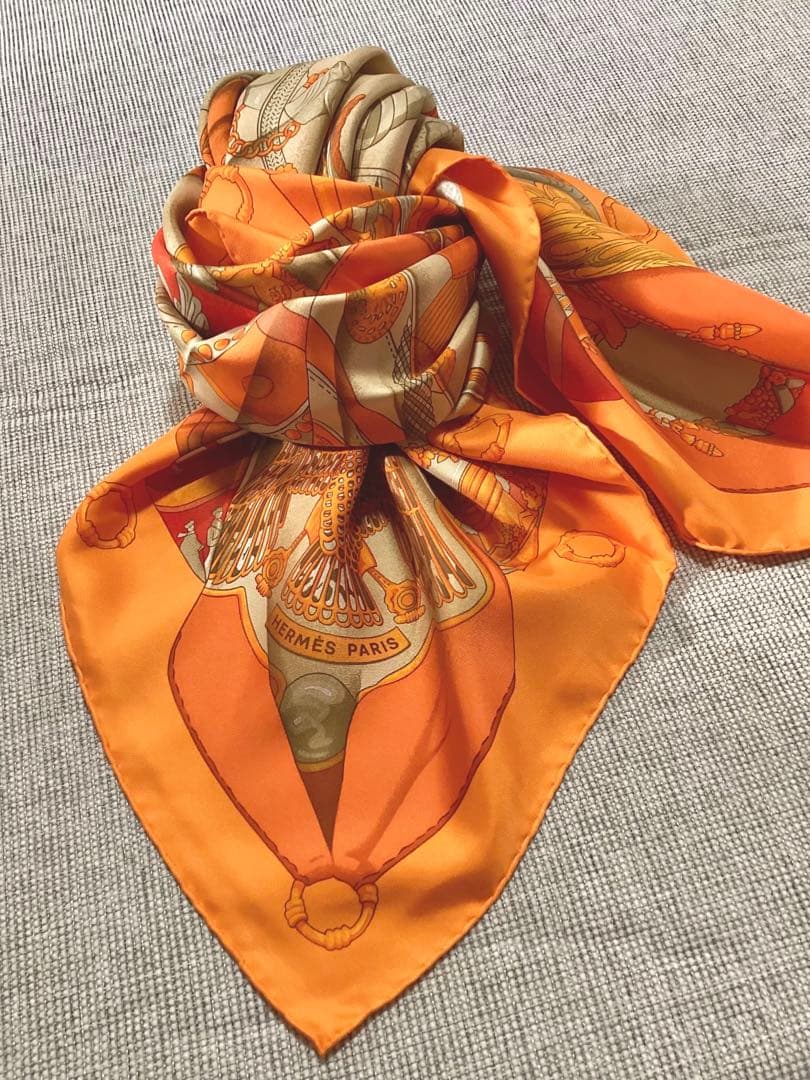 エルメス スカーフ カレ90 Soleil de soie オレンジ 貴重 ￼
