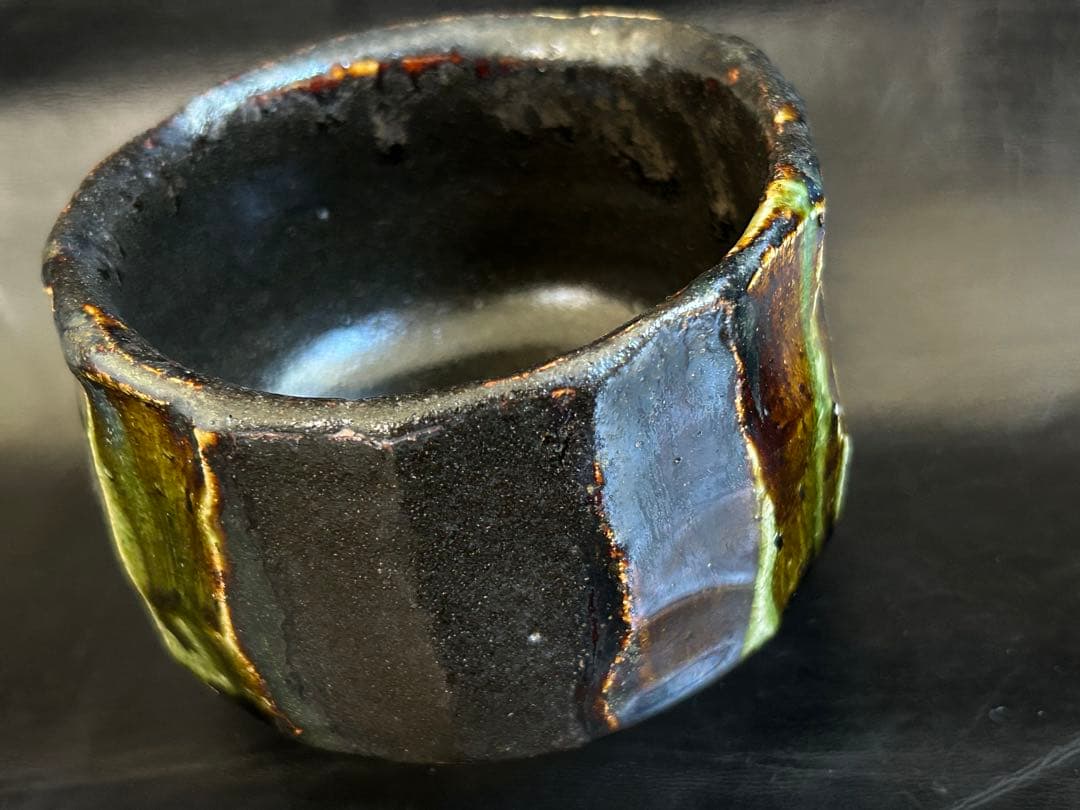 至高の究極の美◾️蔵から美しい形状と深みのある茶色と緑色の釉薬の抹茶茶碗が出てきた