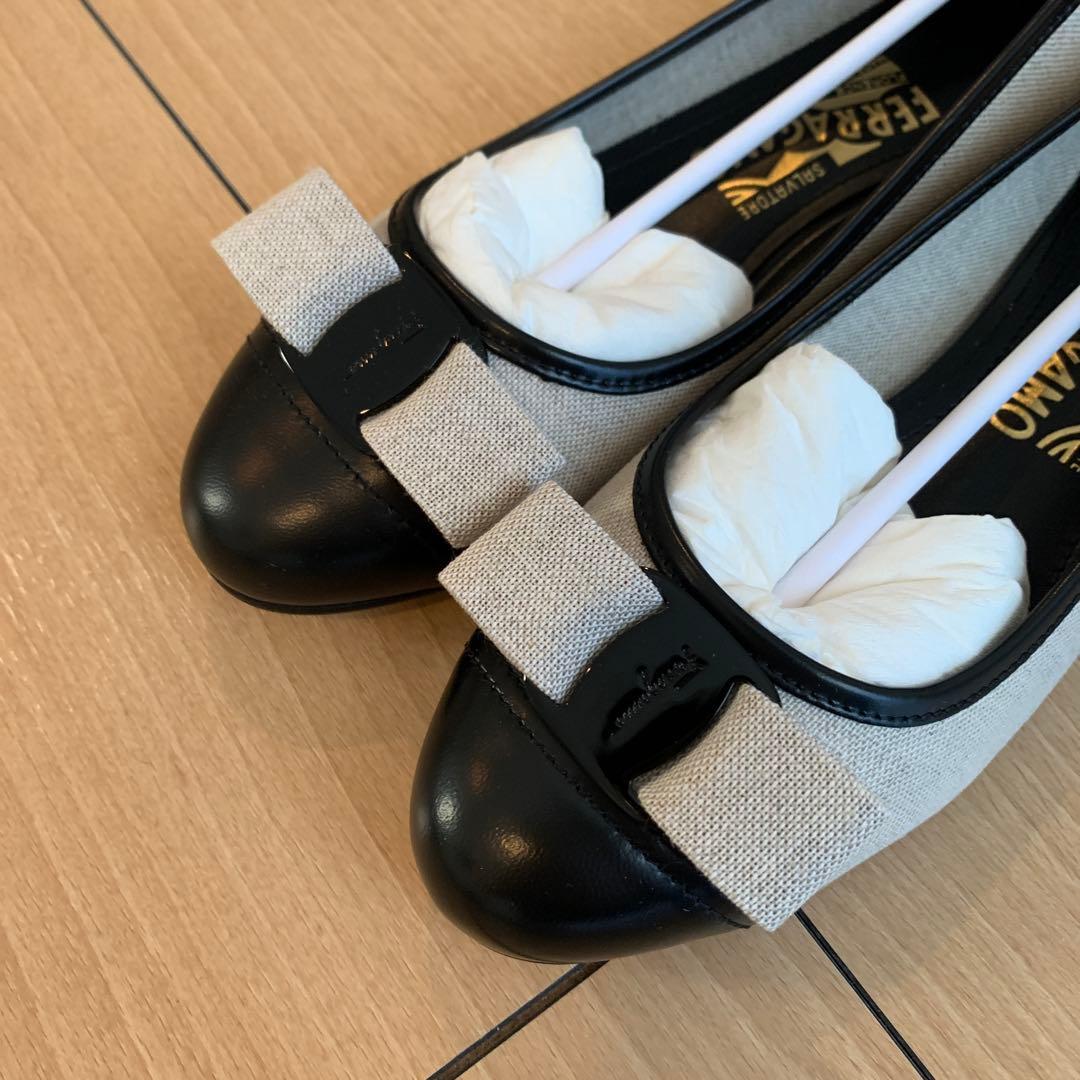 Ferragamo ベージュと黒 バレエフラットシューズ