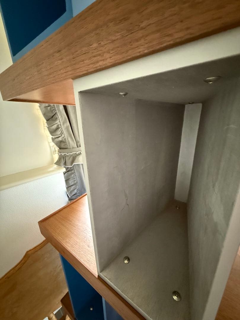 オープンシェルフ 青と木目調