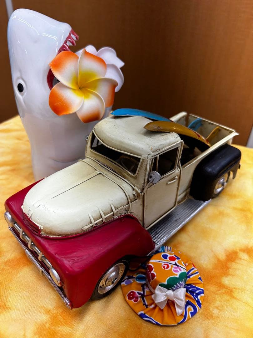 レトロなオールドカー　サーフィン