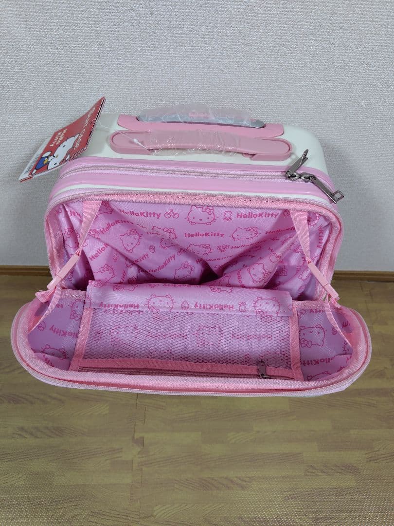 ハローキティ　フロントポケット付きスーツケース