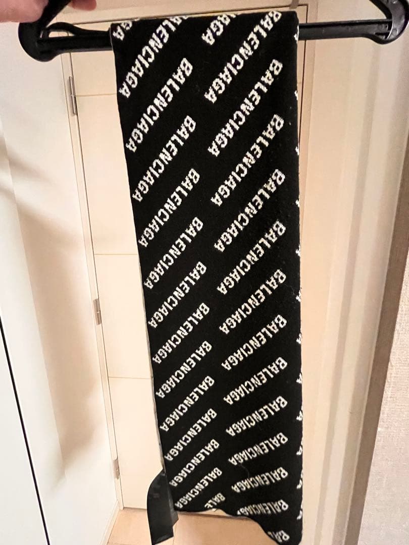 バレンシアガ　マフラー