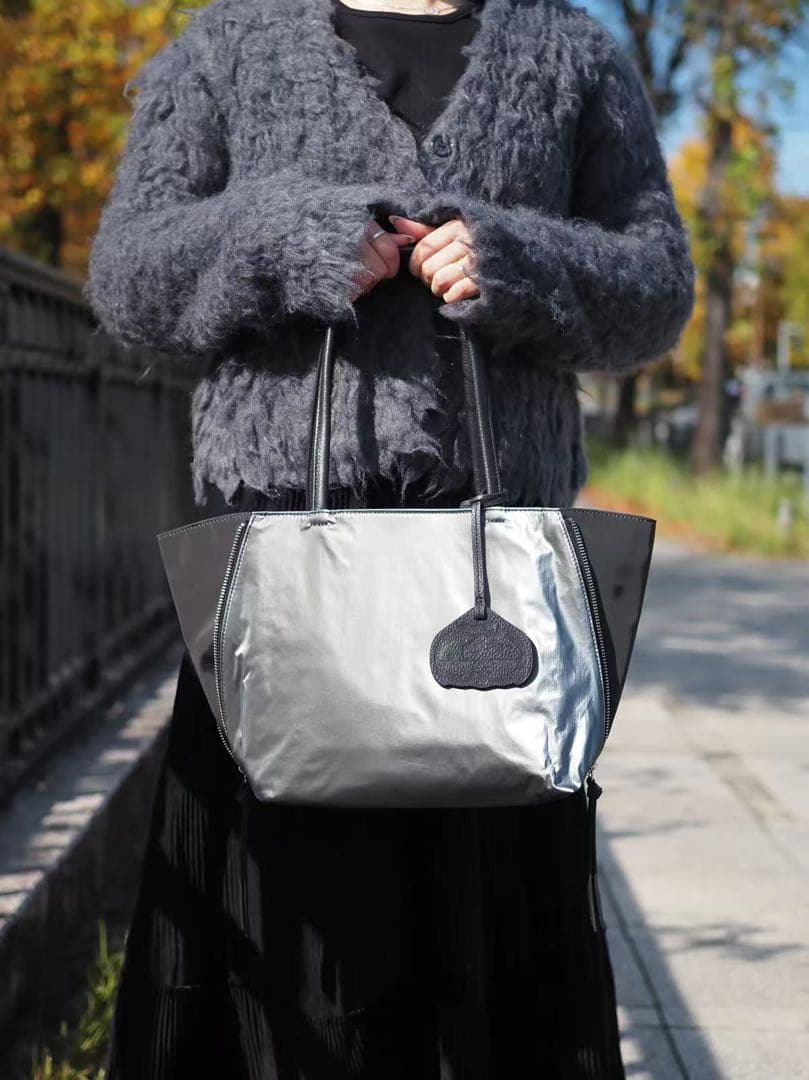 新品OSAMメタリックグレー 大人気ブラック✖️シルバー トートバッグ(Mサイズ)