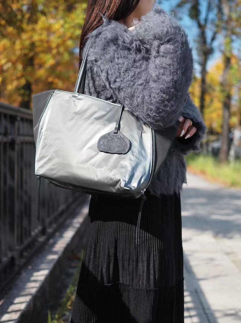 新品OSAMメタリックグレー 大人気ブラック✖️シルバー トートバッグ(Mサイズ)