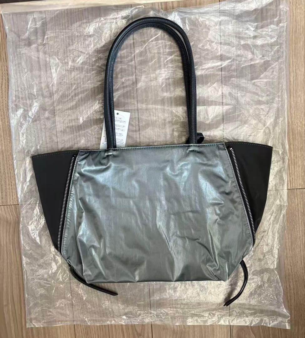 新品OSAMメタリックグレー 大人気ブラック✖️シルバー トートバッグ(Mサイズ)