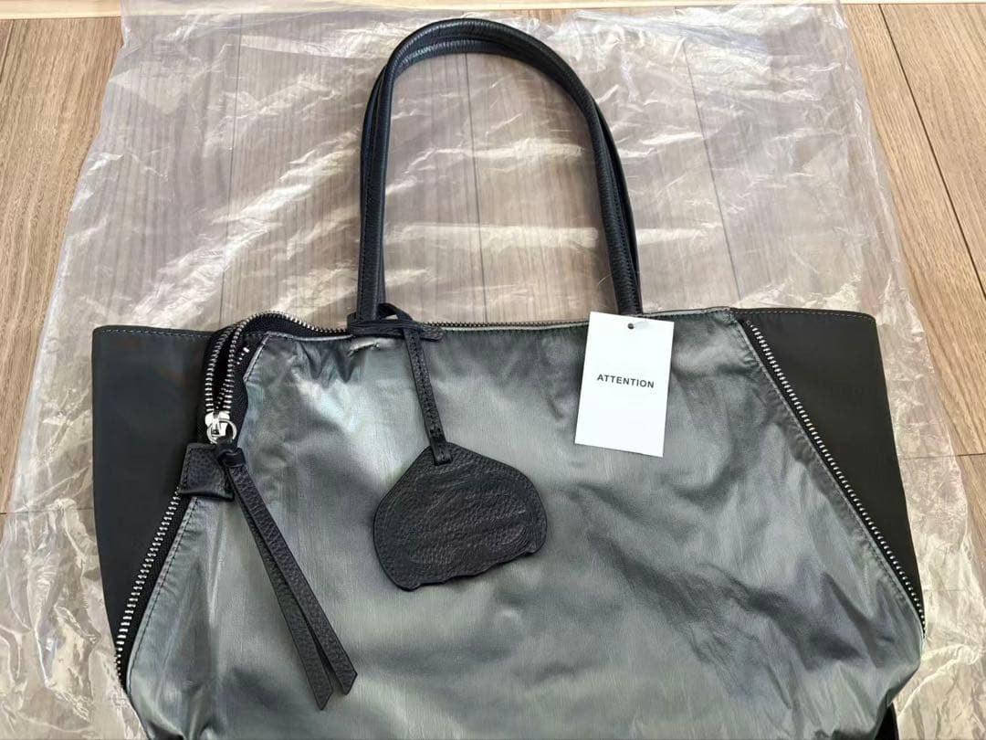 新品OSAMメタリックグレー 大人気ブラック✖️シルバー トートバッグ(Mサイズ)