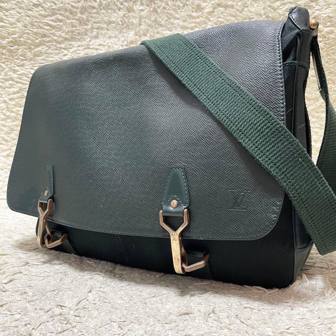 【良品】ルイヴィトン メッセンジャーバッグ　タイガ　デルスー　エピセア　ロゴ金具