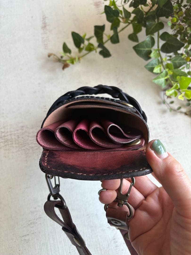 手染めレッドブラウン、蝶型押しブラックの蓋付きコンパクトシザーケース