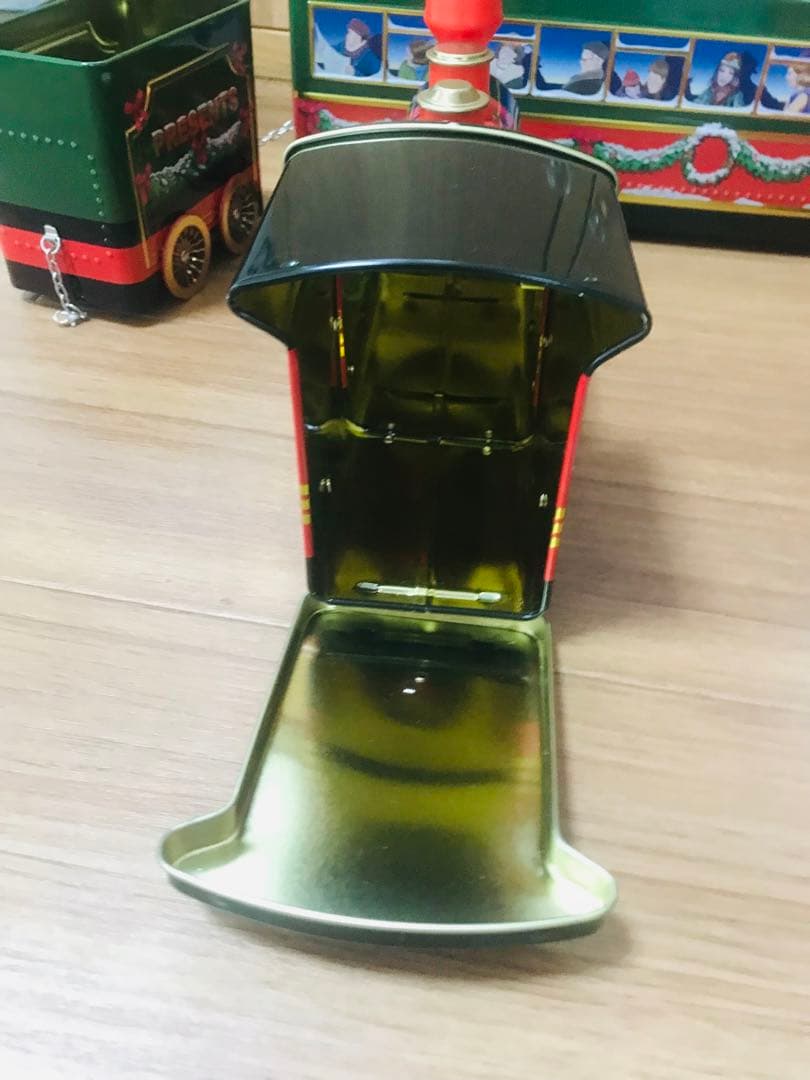 クリスマス缶　蒸気機関車　ブリキ缶　ツリー下飾り