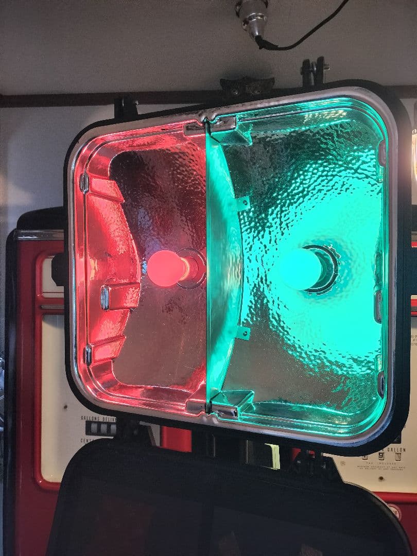 アメリカ　歩行者用信号機　シグナル　信号機　看板　ガレージ　店舗