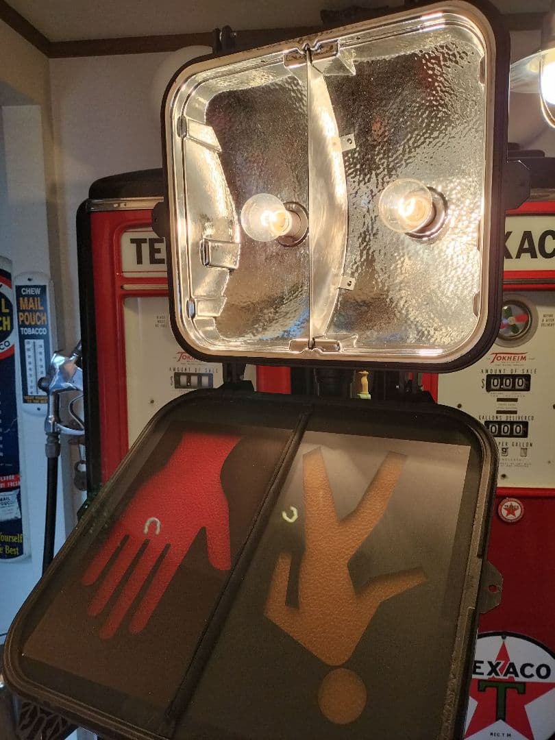 アメリカ　歩行者用信号機　シグナル　信号機　看板　ガレージ　店舗