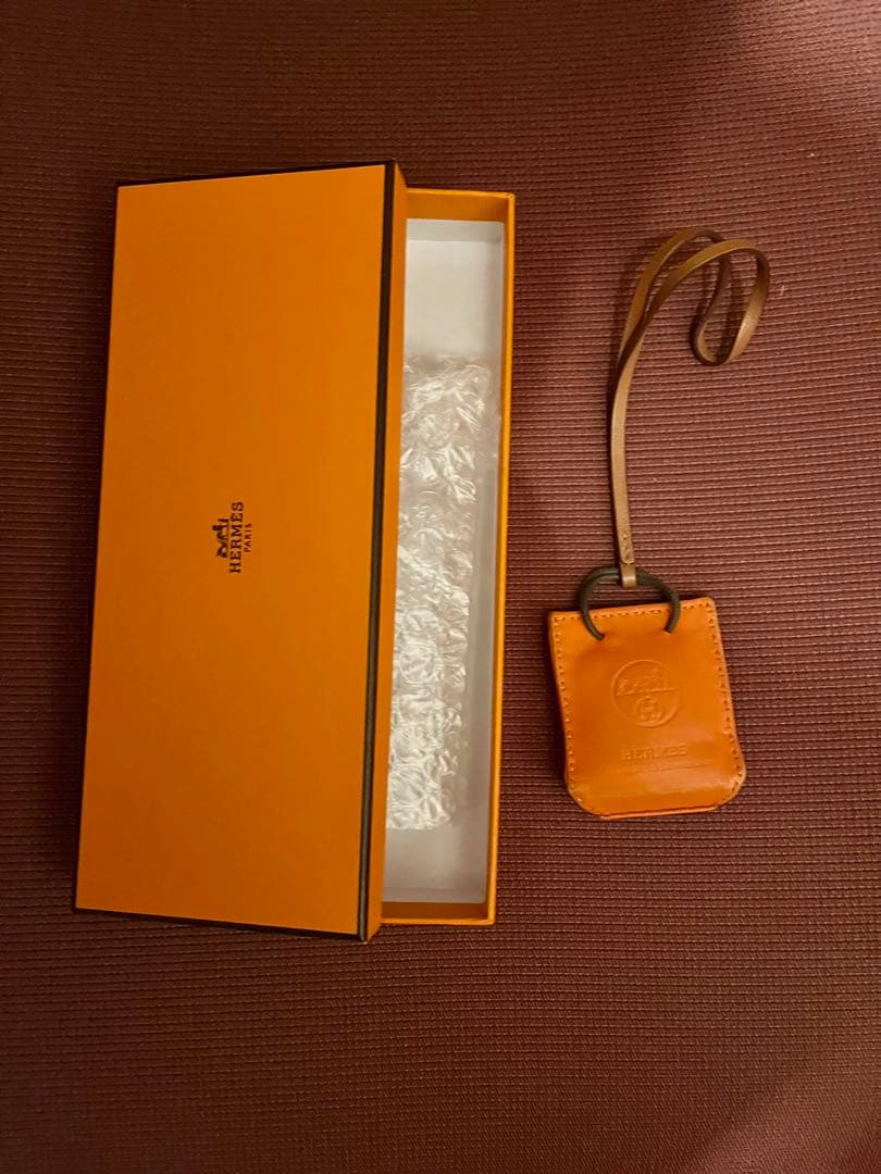 エルメス サックオランジュ レザーチャーム ストラップ ロゴ ショッパー