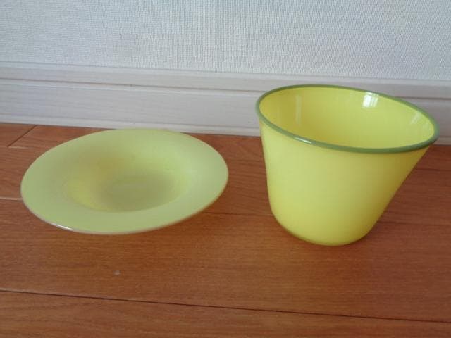 黒川登紀子さん　イエローのグラスとプレートのセット
