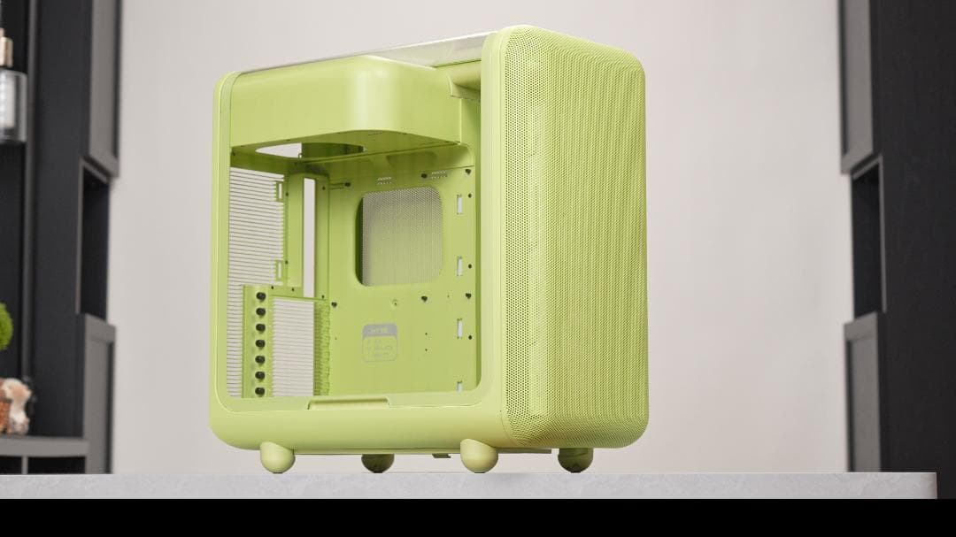 HYTE X50 + HYTE FA12 × 4