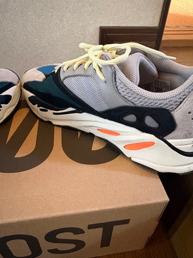 靴 Yeezy boost 700