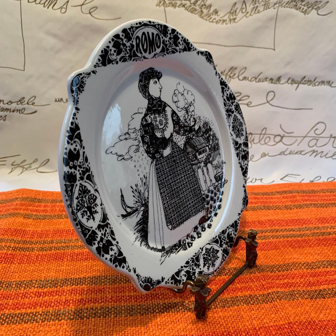 ビヨンヴィンブラッド　1977年のニモール窯の民族衣装を着た猫ちゃん抱いた女性！