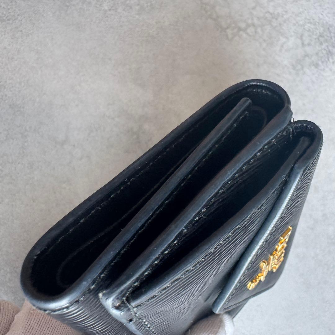 PRADA サフィアーノ　三つ折り財布　ブラック