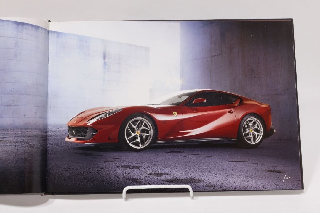 フェラーリ本カタログ 812スーパーファスト ハードカバー付き 伊・英80ページ