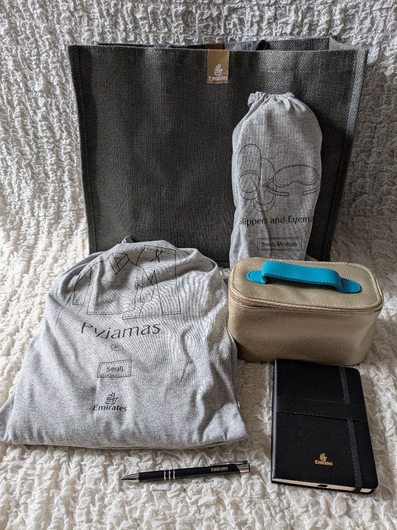 エミレーツ航空●ファーストクラス アメニティ ブルガリ パジャマ等●未使用