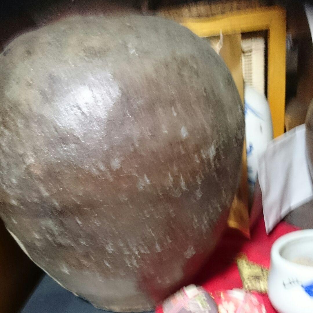 信楽焼、室町紐巻作下駄バキ、松灰釉端反壺貫乳入、石噛み菩薩像が映る