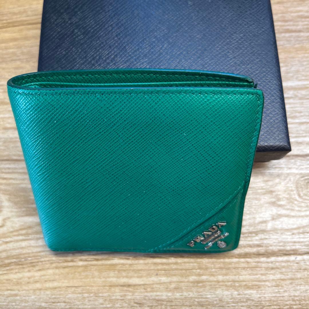 PRADA グリーン 二つ折り財布