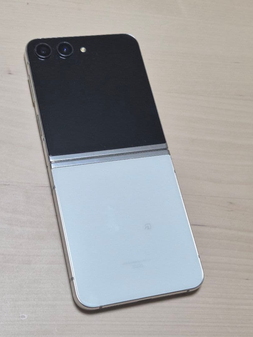 Galaxy ZFlip5 ホワイト(クリーム)　★ジャンク品