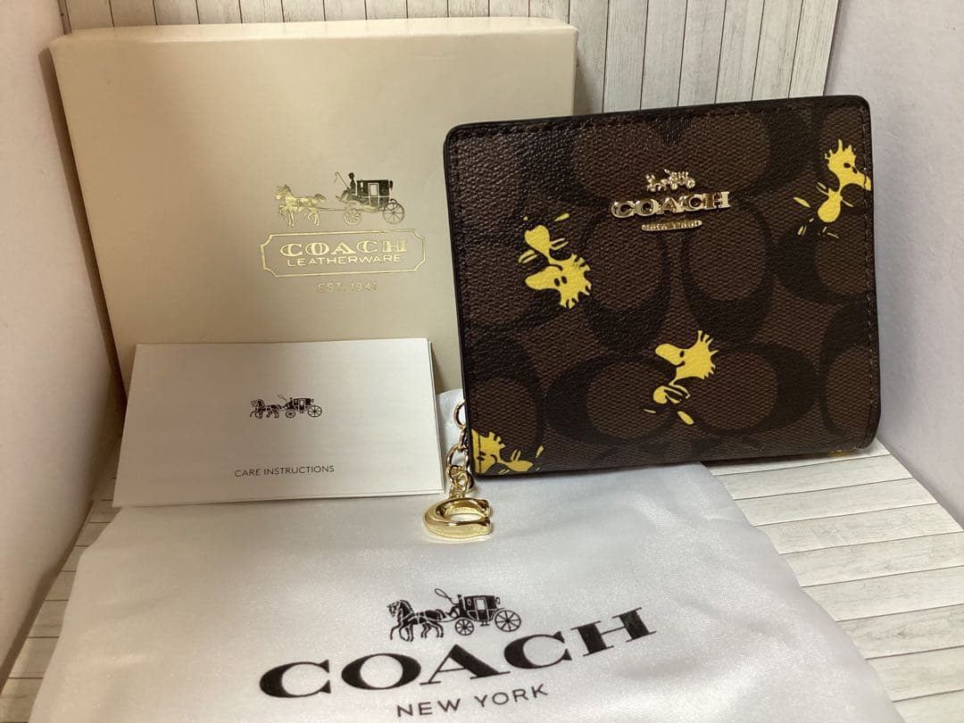 新品保存袋付きコーチスヌーピーCOACH 二つ折り財布ケース本物ラウンド