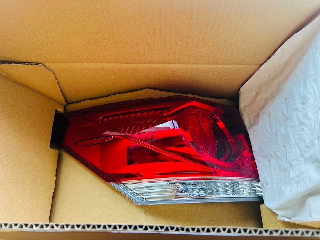 ★新品未使用★クラウン アスリート 210 前期　テール ランプ 左　助手席側