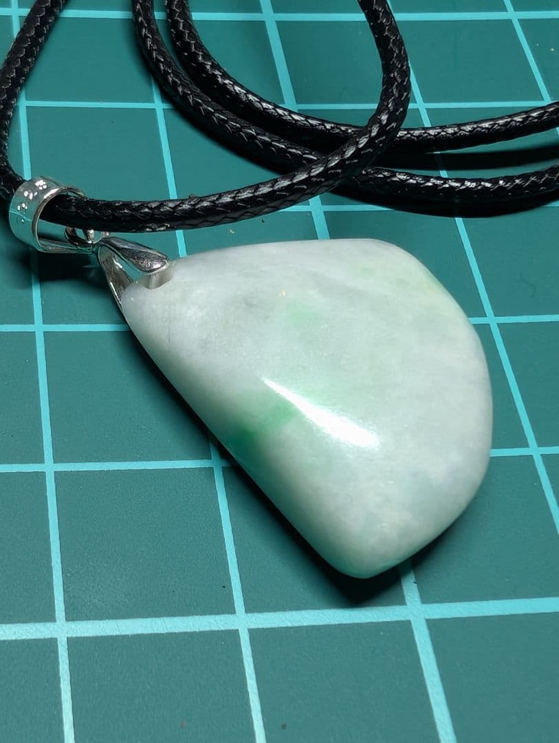 小滝　翡翠　糸魚川　ペンダント　白地が綺麗　緑