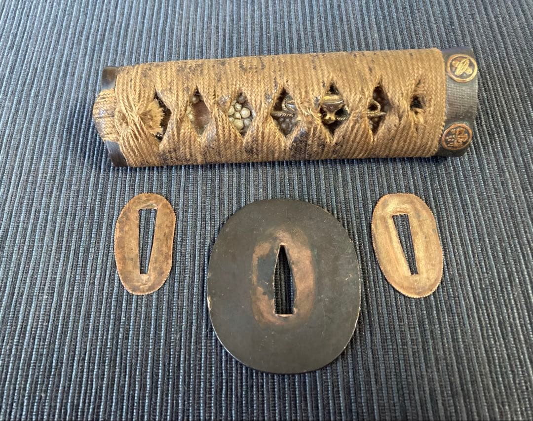 刀装具　殿中差し柄前　古金工目貫　赤銅無地鍔　(江戸時代)