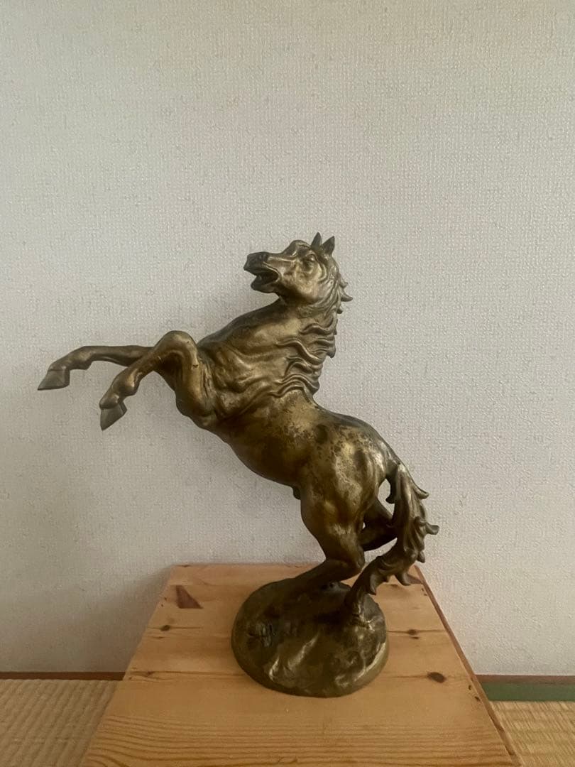 ブロンズ馬の彫刻 高さ約45センチ