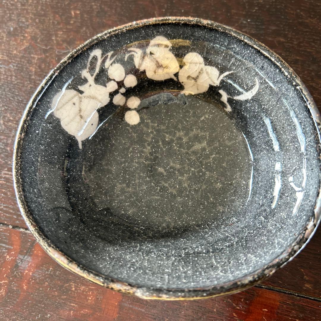 お値下げ　美濃焼　玉山窯　鼠志野　白抜き葡萄文　三つ足鉢　向付　湯呑み　三点組