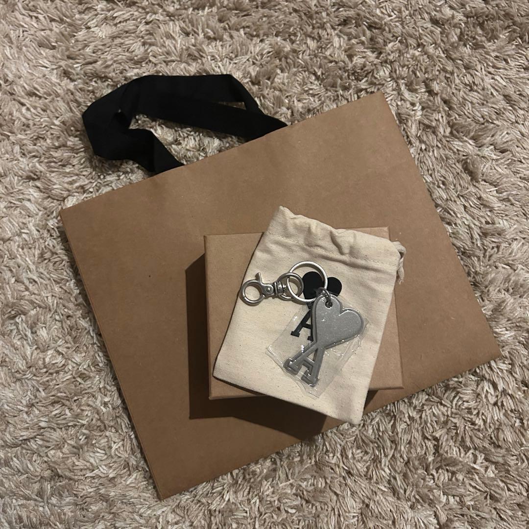 ami parisキーホルダー シルバー　ショッパー箱付き