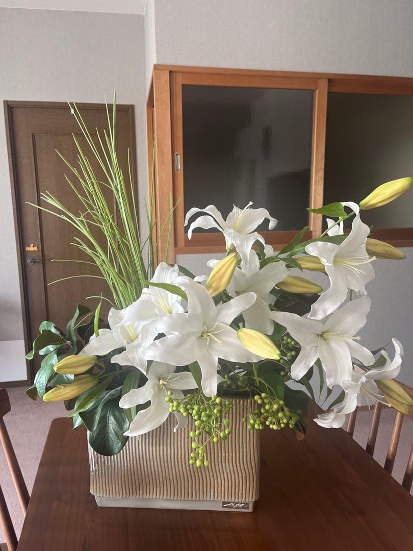 エミリオロバ　 ユリのフラワーアレンジメント
