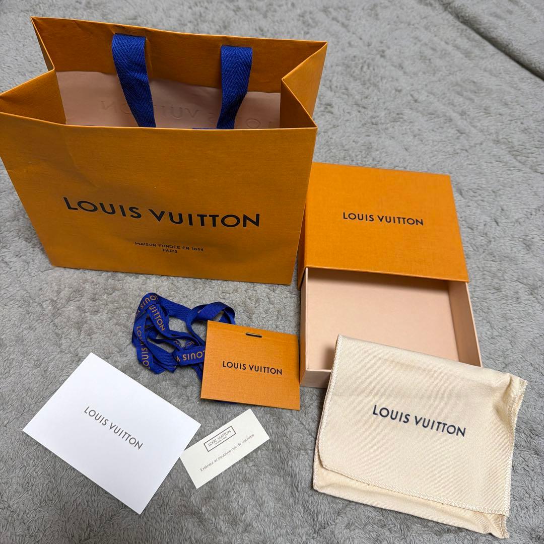 ＜希少極美品＞ルイヴィトン、黒 レザー 二つ折り財布 LVロゴ※箱袋付き