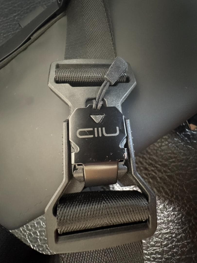 バッグ NIID Radiant Urban Sling R1