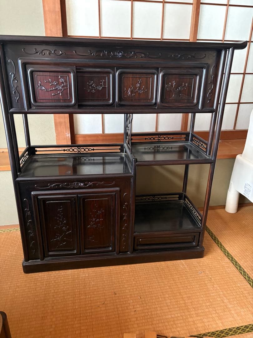 木製ダークブラウンシェルフ 和風彫刻付き