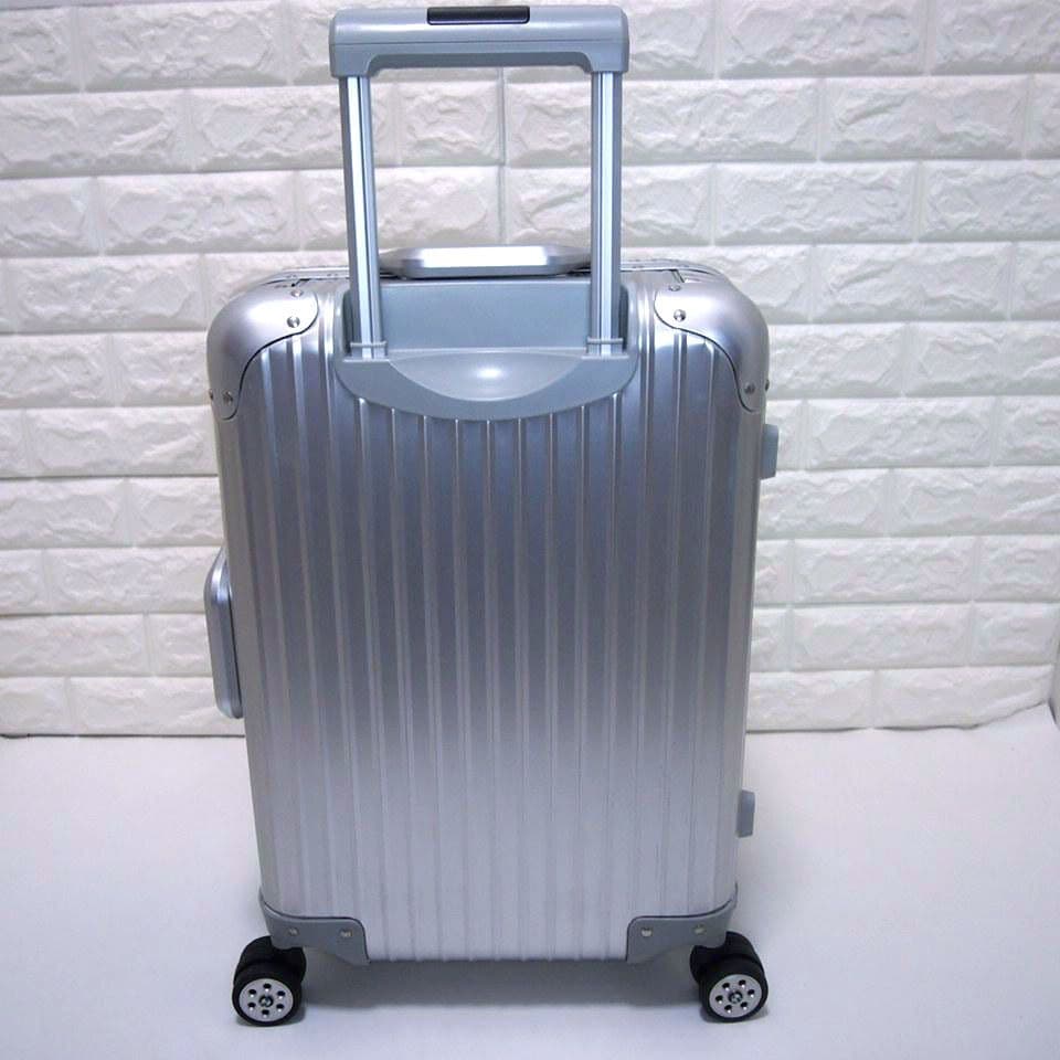 美品32L　　四輪ホイール　アルミ　スーツケース　キャリーケース　シルバー
