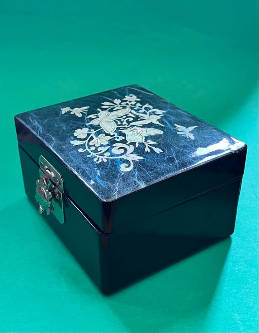 黒い木製 蝶と花のデザイン 宝石箱 貝殻細工 鏡付き 伝統工芸品 ゴージャス