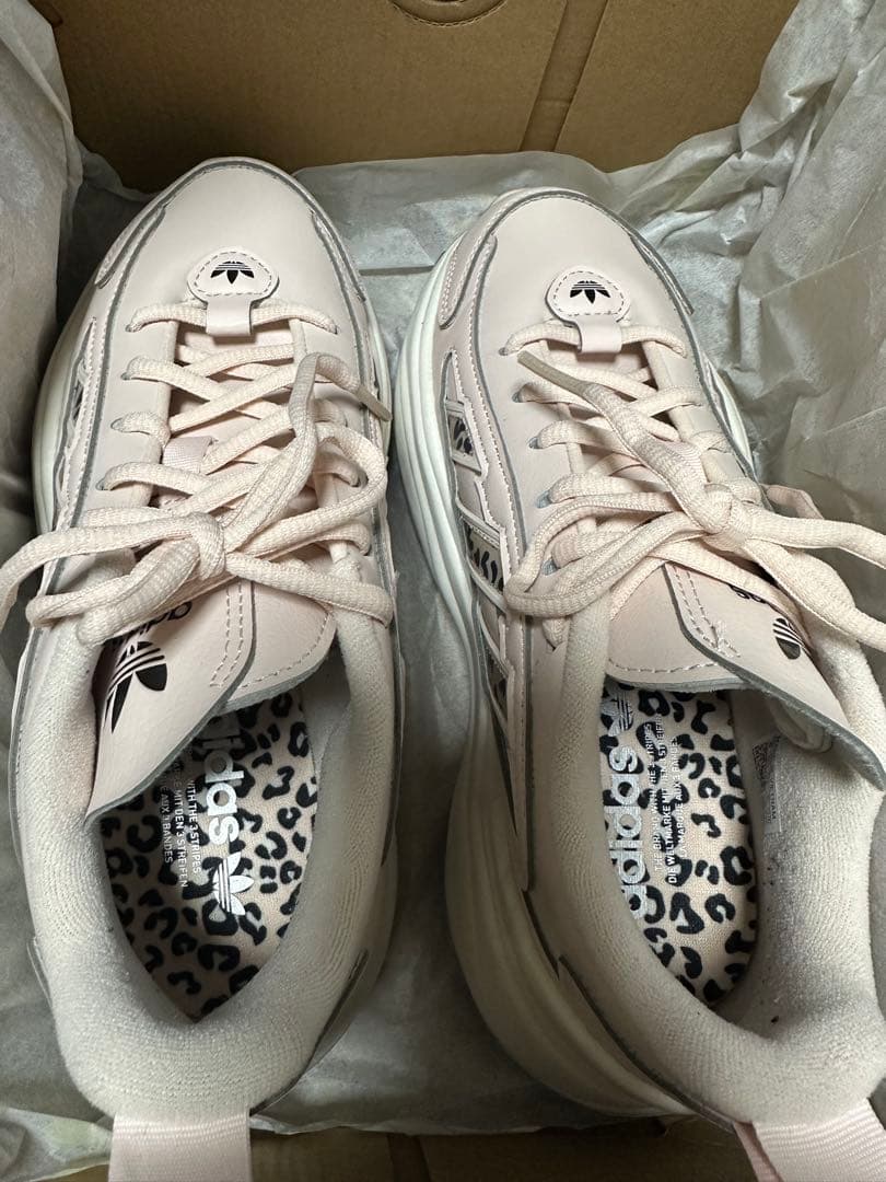 アディダス ピンク スニーカー　オズガイアW