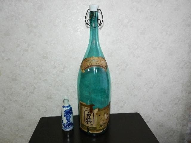 「嘉納合名會社」商標「白鶴」の古い一斗酒瓶（１８㍑、高さ８０ｃｍ、底径２１ｃｍ）