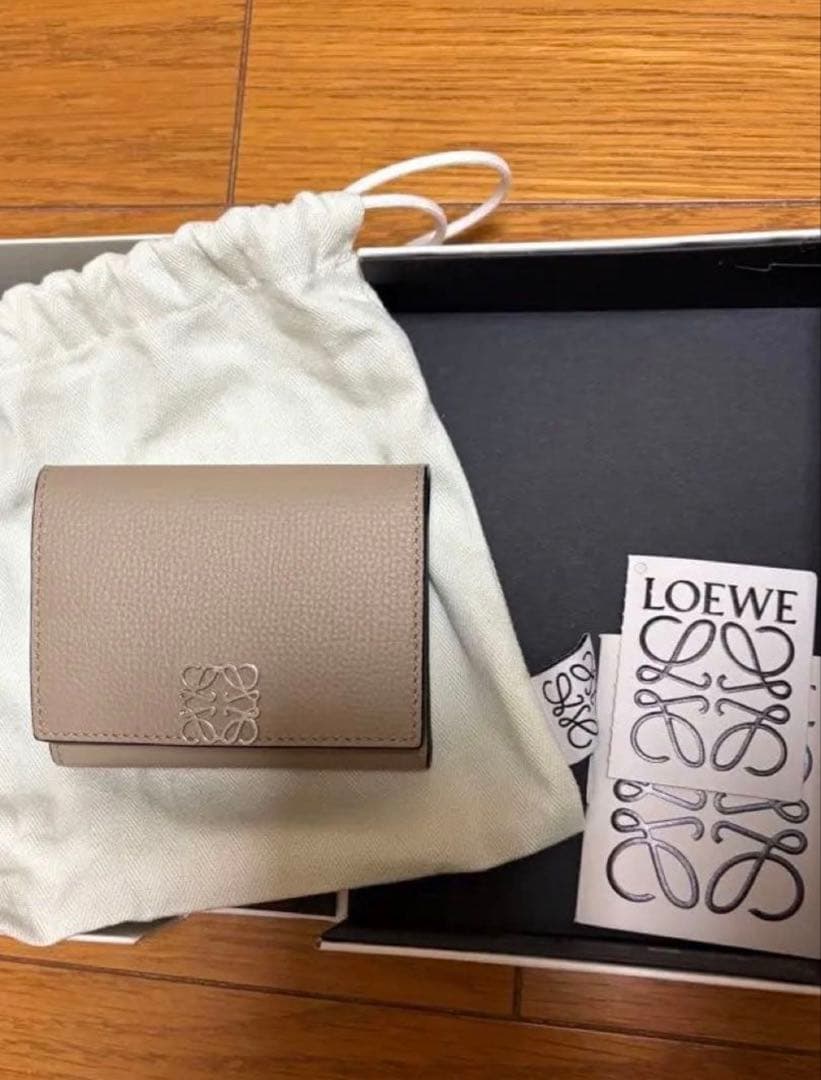 LOEWE ベージュレザー 三つ折り財布