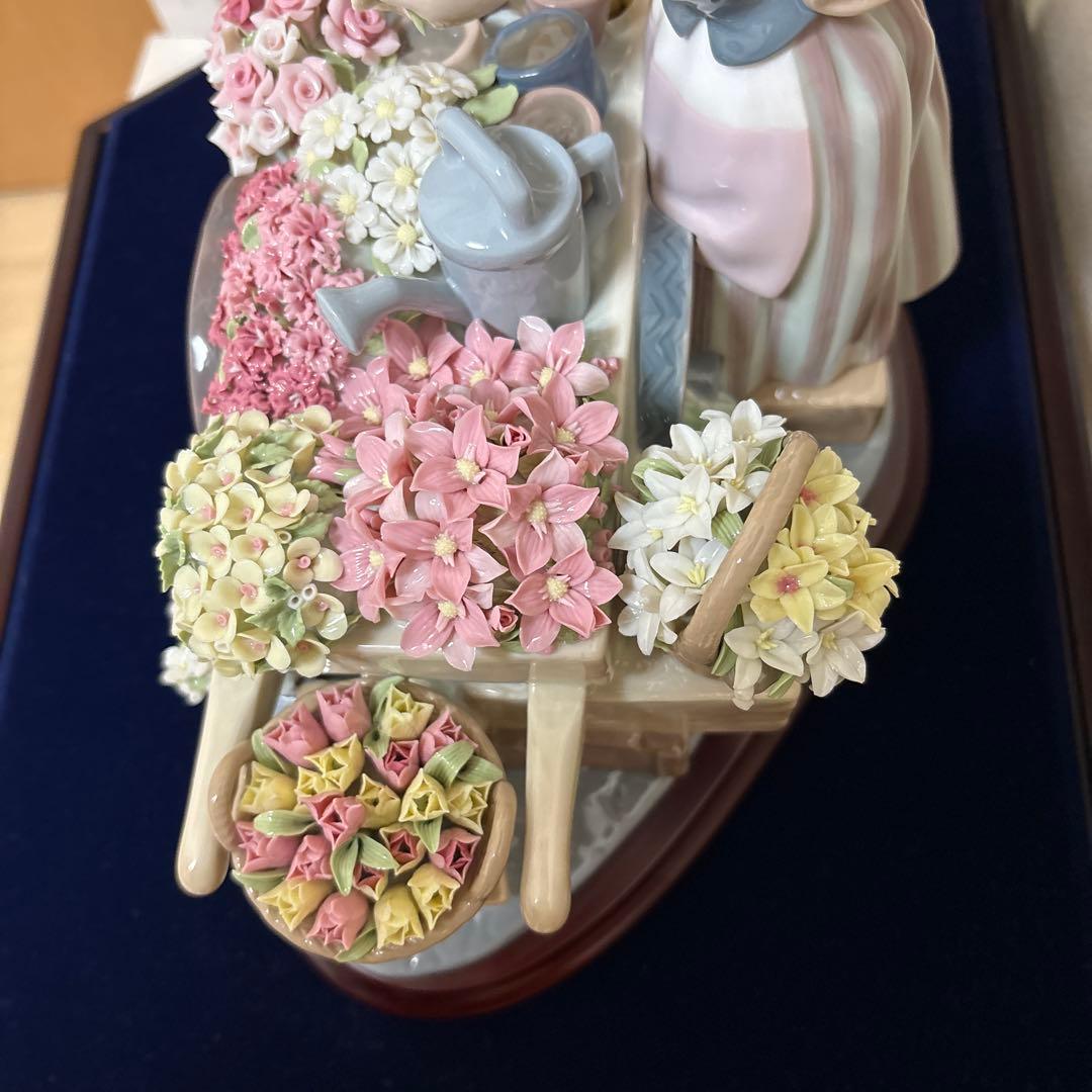 リヤドロ LLADRO [公園通りの花屋さん」ガラスケースと台座付き！綺麗！